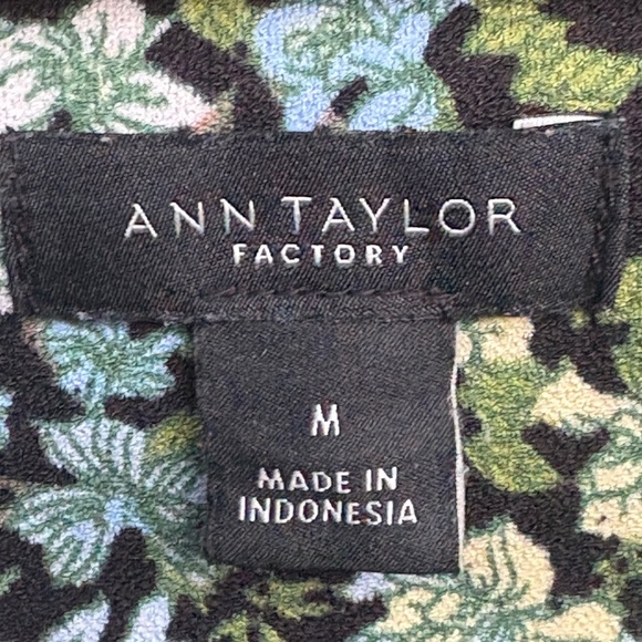 Ann Taylor Factory Black and Blue Floral Smocked Puff Sleeve Blouse Size Medium - Picture 4 of 5